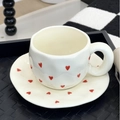 Set tazzina e piattino in ceramica crema fatto a mano con motivi a cuore rosso - 340ml / Cuore Piccolo