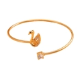 Macro-opname van zwanenarmband met kristalinleg en projectielens detail - KC Goud Zwaan Projectie Armband