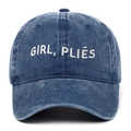 Détail de la broderie blanche GIRL PLIÉS sur une casquette en denim bleu délavé - Taille unique / Bleu marine