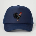 Dettaglio del cappello trucker blu navy con toppa a forma di gallo e rete traspirante - Taglia unica / Blu navy