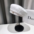 Elegante berretto in pizzo bianco da donna con trama floreale traforata e logo M dorato - Decorazione della lettera M / Bianco