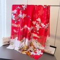 Detailansicht eines roten Seidenschals mit Magnolien- und Vogelmuster im China-Stil - Rot (XD34-3)