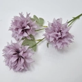 Detail van drie grijs-paarse kunstmatige chrysanten met zijden bloembladen en groene bladeren - Paars