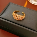 Detailaufnahme eines vergoldeten verstellbaren Rings mit Mikro-Zirkonia-Besatz - Einstellbar Offen / Gold