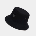 Dettaglio cappello pescatore nero con ricamo lettera S bianca e occhielli metallici - Nero