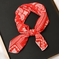 Foulard carré rouge en coton avec motif paisley noué sur un plateau élégant - 55x55cm / Cachemire Rouge