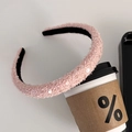 Detail van roze pailletten hoofdband met zachte pluche textuur op een kopje koffie - Roze