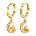Dettaglio di ciondoli a cuore e luna placcati in oro 18K su orecchini in acciaio inox - Stile Luna Cuore / Oro