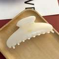 Elegante pinza per capelli in acetato bianco crema con scritte dorate su vassoio - Lucido / Bianco latte
