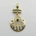 Goldener Hamsa-Hand-Anhänger mit klaren und schwarzen Zirkonia-Steinen auf Weiß - Runde Hamsa-Hand Auge HT0044