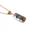 Collier minimaliste en or avec pierres concassées colorées dans un pendentif en résine - Fil Enroulé Éclats de Pierre Rectangle