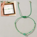 Verstellbares grünes Perlenarmband mit Goldakzenten und eleganter Geschenkverpackung - Mai Geschenkbox Plus/Smaragdgrün