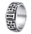 Dettaglio di anello vintage argento con croce incisa e motivi geometrici su superficie ruvida - US 7 / Stile Croce Vintage (07305)