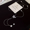 Dettaglio di elegante collana di perle d'argento con ciondolo a farfalla di diamanti - Argento