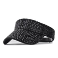 Dettaglio della lussuosa visiera parasole nera con strass luccicanti su tessuto - Rhinestone Nero