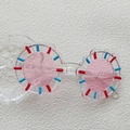 Rosafarbene Kinder-Sonnenbrille in Blumenform mit bunten Akzenten auf transparentem Rahmen - Rosa Paradies Gestreifte Blume