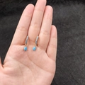 Pendientes colgantes dorados bohemios con circonitas azul cielo y colgantes de gota - Azul