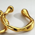 Ear cuff de plata S925 dorada con diseño fluido irregular y una textura minimalista - Chapado en Oro de 18K (Pieza única)