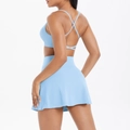 Ensemble de yoga bleu clair avec brassière de sport à bretelles croisées et jupe de tennis - S / Haut Et Bas / Bleu Ciel