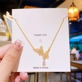 Collier papillon doré avec zircons et un pendentif goutte sur une chaîne fine - Double Papillon Doré
