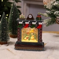Nahaufnahme der beleuchteten Kamin-Spieluhr mit Rentier- und Weihnachtsschlitten-Motiv - Weihnachtsschneehaus Modell