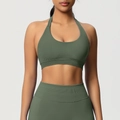 Détail de l'ensemble brassière de sport licou sans couture vert olive et legging côtelé - Vert olive