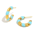 18K vergoldete C-förmige Edelstahl-Ohrringe mit hellblauem Emaille auf weißem Grund - C-Form Emaille-Ohrstecker - Gold & Blau