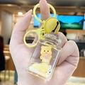 Leuke gele vloeibare beer sleutelhanger met cartoon figuur en glitter in een glazen fles - Schattige beer - Kleine vierkante fles