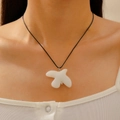 Collier minimaliste avec pendentif oiseau en céramique blanche et cordon noir sur mannequin - Collier Pendentif Oiseau (1542)