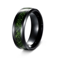 Anello da uomo in acciaio nero con fibra di carbonio verde e motivo drago celtico - Verde / US 6