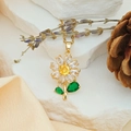 Collar con colgante de girasol con cristal amarillo y detalles de hojas verdes - Margarita Giratoria (XL1646) / Dorado