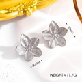 Detalle de pendientes de flores en plata cepillada con especificaciones de tamaño y peso - Pendientes color acero
