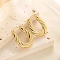 Gros plan de boucles d'oreilles créoles ovales en acier titane doré 18 carats torsadées - EH025/Cliqueur Corde Ovale