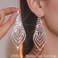 Vista detallada de pendientes largos de borla con pedrería en forma de V en modelo - Estilo Multicapa en V (JXER132) / Plateado