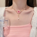 Nahaufnahme einer rosa Blumen-Perlenkette mit Perlenanhänger an einem Model - Rosa Blume Perle Kristall (16#)