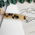 Dettaglio del fermaglio per capelli in acetato leopardato su sfondo estetico curato - Tartarugato Beige