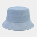 Primer plano de sombrero de pescador en tela vaquera azul claro con textura de tejido - Talla única / Azul claro