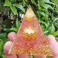 Handgefertigte Orgonit-Pyramide mit rosa Kristallen, Goldfolie und Lotus-Energiedesign - 5cm / XQK10 Weiße Kugel Wassermelonenkristall