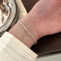 Nahaufnahme eines S925 Silberarmbands mit unregelmäßigen Nuggets am Handgelenk - 925er Silber / Hellsilber (sl534)