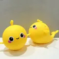 Gros plan de deux jouets de bain baleine jaunes avec visages mignons et trous d'eau - Baleine Jaune