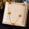 Collar de rosas doradas con cinco flores en cadena de serpiente y caja de regalo - Estilo Cinco Rosas Dimensionales Cadena de Serpiente (N4087)