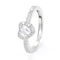 Eleganter herzförmiger Zirkonia-Ring mit Pavé-Diamanten in Silberfassung, 45-Grad-Ansicht - Einheitsgröße / Platin