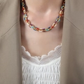 Collana in acciaio al titanio placcato oro stile francese con smalto colorato su modella - Collana d'Oro - 40+5cm