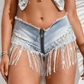 Detail von hellblauen Denim-Shorts mit silbernen Paillettenfransen und Perlenbesatz - S / Nur Shorts