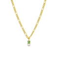 Detalle de cadena Figaro de oro de 18K con colgante de gema verde cuadrada y perla blanca - Verde esmeralda con perla