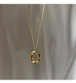 Dettaglio della collana in argento 925 dorato con ciondolo a forma di anello ovale irregolare - XL0053 / Oro