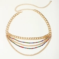 Detail van een meerlaagse gouden tailleketting met kleurrijke strass-steentjes en karabijnhaak - Goud met veelkleurige zirkoon