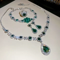 Vista macro dettagliata delle gemme verdi e diamanti sul set di gioielli in argento - Set da 4 pezzi / Verde