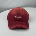 Détail d'une casquette de baseball bordeaux avec broderie Fantastic et finitions usées - Taille Unique (58-60cm) / Bordeaux