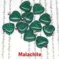 Pendentif en malachite naturelle en forme de cœur avec rayures vertes et attache argentée - Collier (Avec corde noire) / Malachite